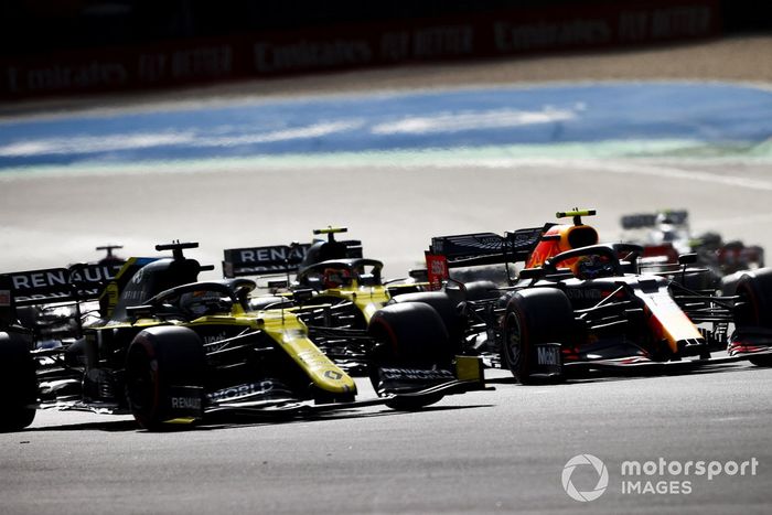 Daniel Ricciardo, Renault F1 Team R.S.20, Alex Albon, Red Bull Racing RB16, Esteban Ocon, Renault F1 Team R.S.20 al inicio