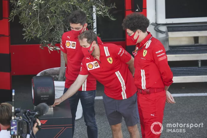 Charles Leclerc, Ferrari, Sebastian Vettel, Ferrari y Mattia Binotto, Team Principal Ferrari con el Pirelli Pole Postion Award por las 1000 carreras de Ferrari