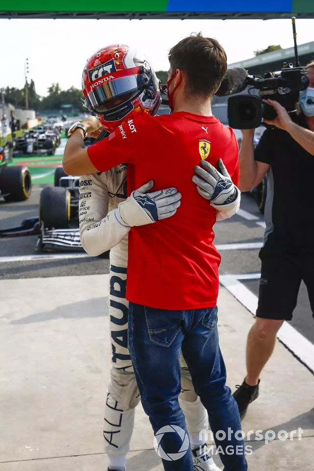 Ganador Pierre Gasly, AlphaTauri, celebra con Charles Leclerc, Ferrari 