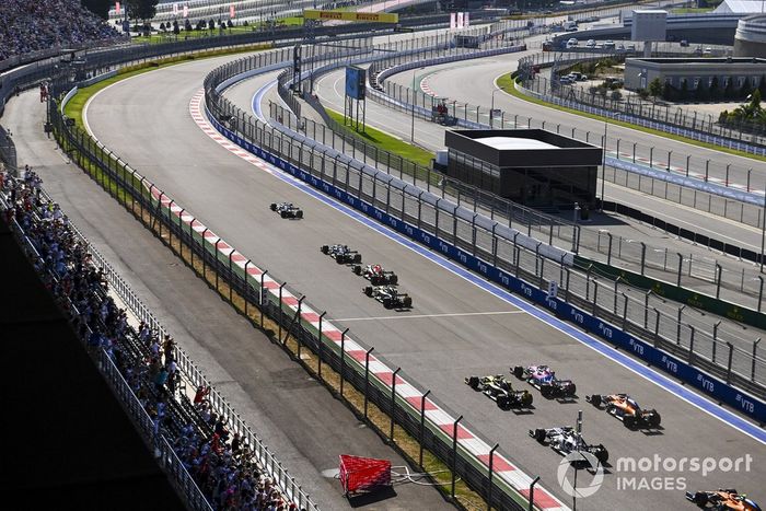 Lewis Hamilton, Mercedes F1 W11, Max Verstappen, Red Bull Racing RB16, Valtteri Bottas, Mercedes F1 W11, Sergio Pérez, Racing Point RP20, al inicio