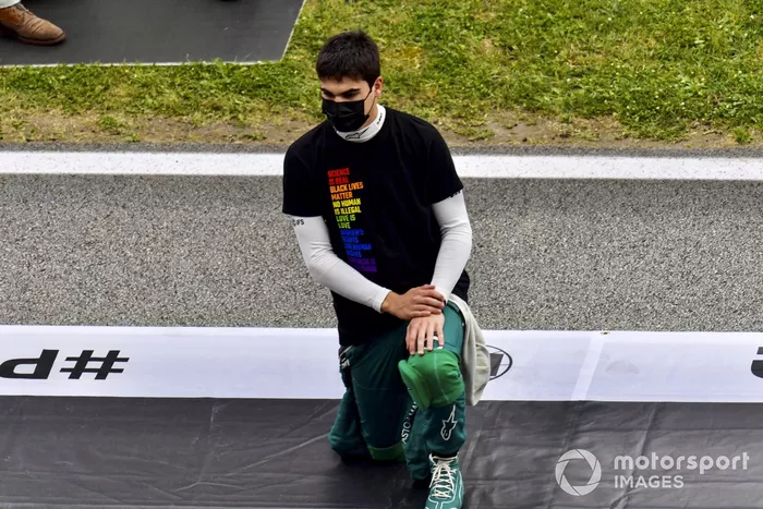 Lance Stroll, Aston Martin, se arrodilla en la parrilla