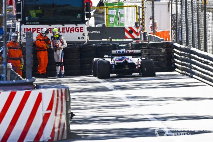 Mick Schumacher, Haas F1, Habla con un oficial de pista después de su incidente en la FP2