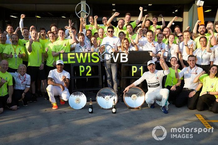Valtteri Bottas, Mercedes AMG F1, Lewis Hamilton, Mercedes AMG F1 y el equipo Mercedes