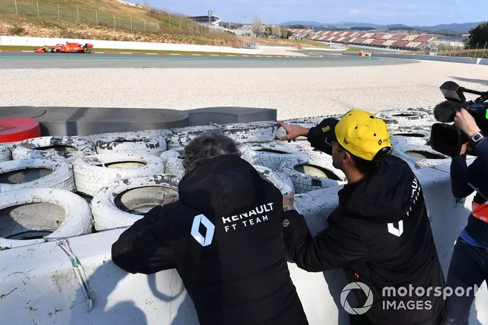 Daniel Ricciardo, Renault F1 Team y Alain Prost, Renault F1 Team Special Advisor ven las acciones mientras pasa  Charles Leclerc, Ferrari SF90