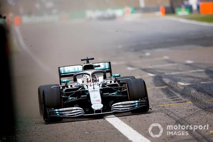 El ganador Lewis Hamilton, Mercedes AMG F1 W10 cruza la línea de meta