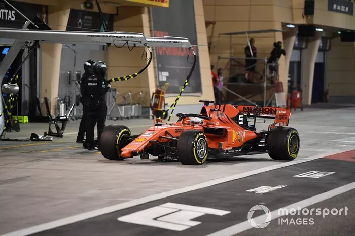 Sebastian Vettel, Ferrari SF90, hace una parada en boxes para sustituir su alerón delantero.