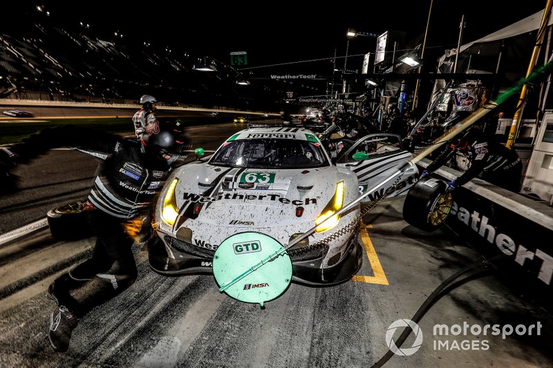 #63 Scuderia Corsa Ferrari 488 GT3, GTD: Cooper MacNeil, Toni Vilander, Jeff Westphal, Dominik Farnbacher, pit stop