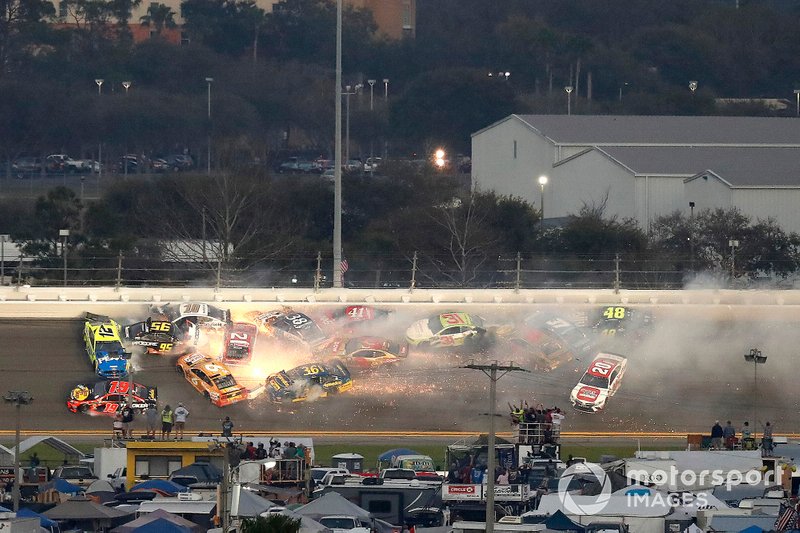 Crash, Martin Truex Jr., Joe Gibbs Racing Toyota, Ryan Blaney, Team Penske Ford, Ryan Newman, Roush Fenway Racing Ford, Matt DiBenedetto, Leavine Family Toyota, Aric Almirola, Stewart-Haas Racing Ford, Paul Menard, Wood Brothers Racing Ford, Matt Tifft, Front Row Motorsports Ford, David Ragan, Front Row Motorsports Ford, Austin Dillon, Richard Childress Racing Chevrolet