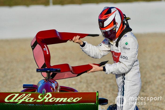 Kimi Raikkonen, Alfa Romeo Racing C38, trompea y encalla en la arena