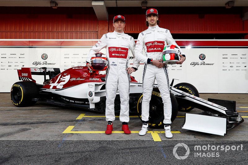 Гонщики Alfa Romeo Racing Кими Райкконен и Антонио Джовинацци, автомобиль C38