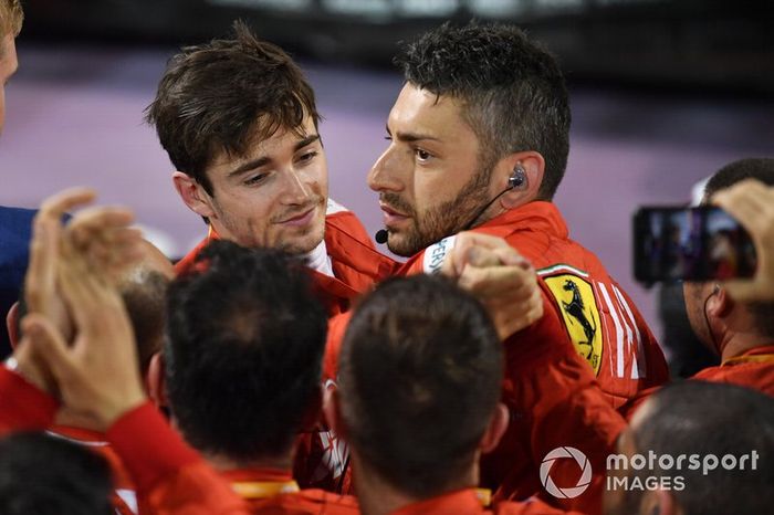 El equipo Ferrari con Charles Leclerc, Ferrari, tercero, en Parc Ferme