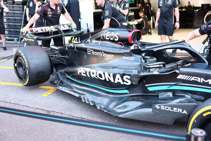 Mercedes W14: Seitenansicht mit Unterboden und Seitenkasten
