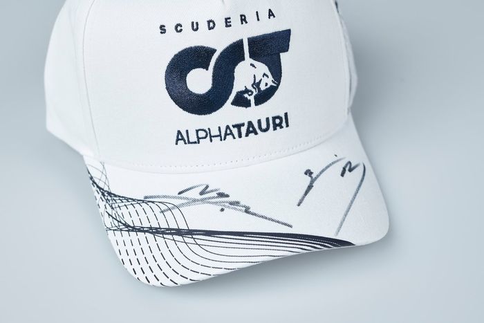 Gorra del equipo firmada, Nyck de Vries, Yuki Tsunoda