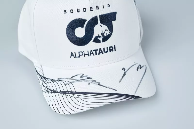 Une casquette dédicacée par Yuki Tsunoda