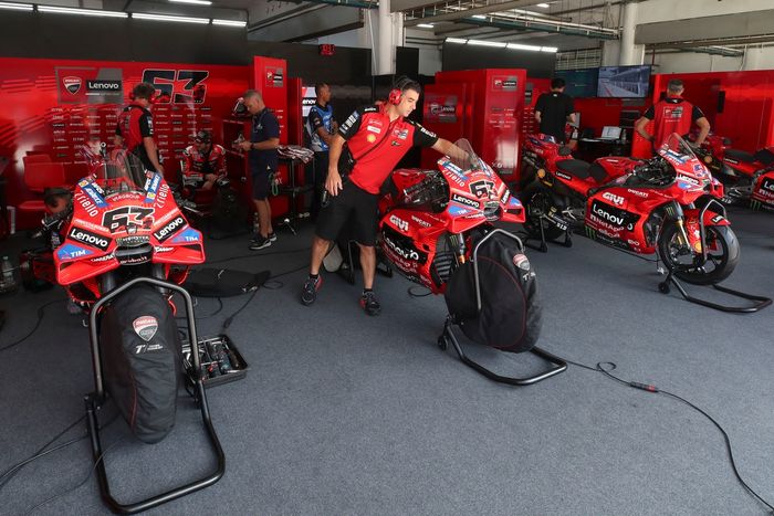 Атмосфера гаража Ducati Team