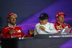 Победитель Валттери Боттас, Mercedes AMG F1, второе место – Себастьян Феттель, Ferrari, Кими Райккон