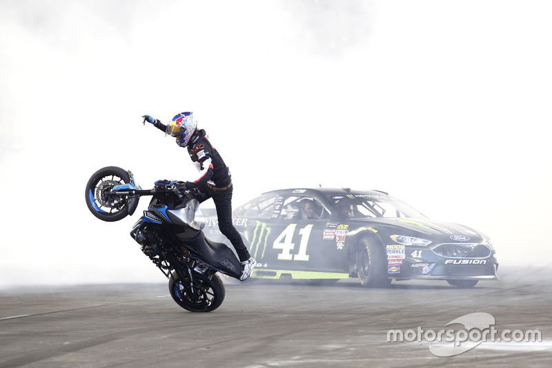 Stuntshow mit Kurt Busch, Stewart-Haas Racing, Ford