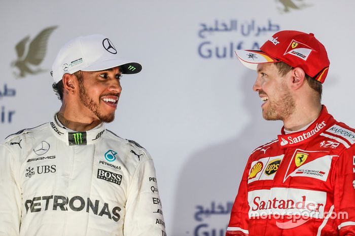 Lewis Hamilton, Mercedes AMG, segundo, Sebastian Vettel, Ferrari, ganador, en el podium