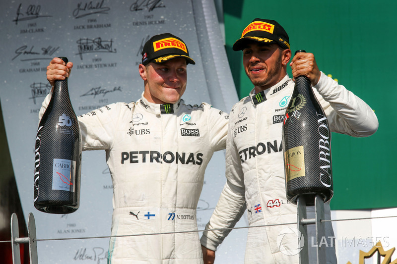 Valtteri Bottas, Mercedes AMG F1 and race winner Lewis Hamilton, Mercedes AMG F1 celebrate on the podium, the champagne