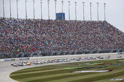 Kyle Busch, Joe Gibbs Racing Toyota leads the field to green