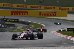 Sergio Perez, Sahara Force India F1 VJM10, Stoffel Vandoorne, McLaren MCL32