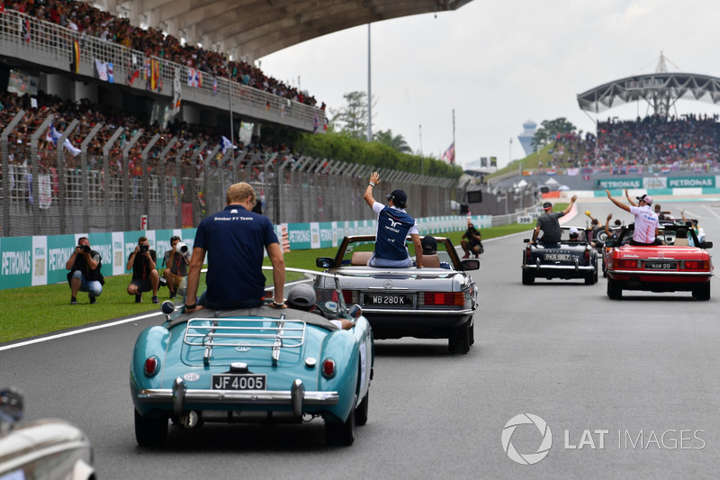 Marcus Ericsson, Sauber and Lance Stroll, Williams on the drivers parade