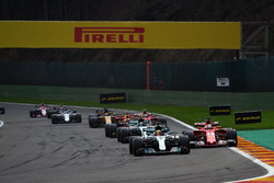 Lewis Hamilton, Mercedes-Benz F1 W08 ve Sebastian Vettel, Ferrari SF70H