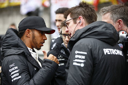 Гонщик Mercedes AMG F1 Льюис Хэмилтон и главный гононый инженер команды Эндрю Шовлин