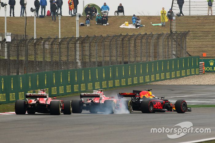 Daniel Ricciardo, Red Bull Racing RB13, lidera a Kimi Raikkonen, Ferrari SF70H y Sebastian Vettel, Ferrari SF70H