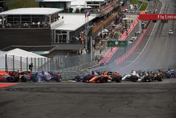 Max Verstappen, Red Bull Racing RB13, Fernando Alonso, McLaren MCL32, Daniil Kvyat, Scuderia Toro Ro