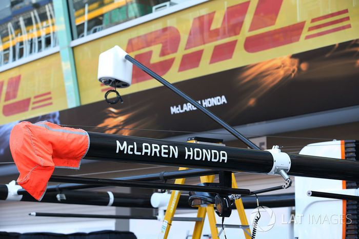 McLaren pit box barra