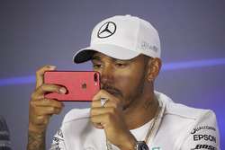 Lewis Hamilton, Mercedes AMG F1, utilise son téléphone en conférence de presse