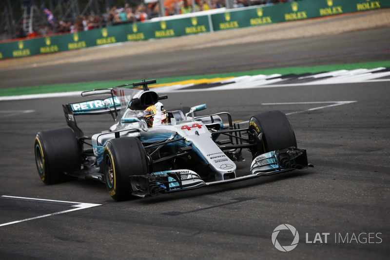 Lewis Hamilton, Mercedes AMG F1 W08, celebra la victoria en el final