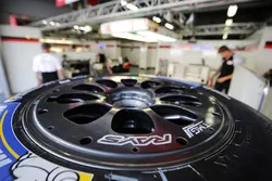 Une roue dans le garage Toyota