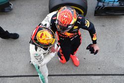 Ganador, Lewis Hamilton, Mercedes AMG F1 celebra con Max Verstappen, Red Bull Racing