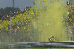 Valentino Rossi, Yamaha Factory Racing, sobre un scooter después de abandonar la carrera en Assen