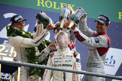 Podium : Douche de champagne pour #2 Porsche Team Porsche 919 Hybrid: Romain Dumas