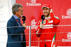 (L naar R): Eddie Jordan, op het podium met Sebastian Vettel, Ferrari (tweede)