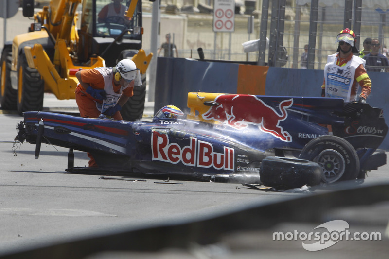 I commisari di gara attorno all'auto di Mark Webber, Red Bull Racing