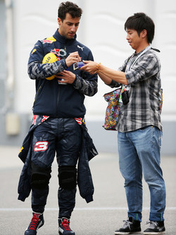 Daniel Ricciardo, Red Bull Racing firma autografi ai tifosi