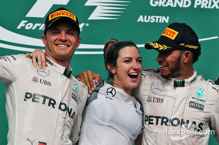 Victoria Vowles no pódio com Nico Rosberg e Lewis Hamilton