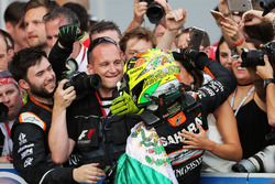 Sergio Pérez, Sahara Force India F1 celebra su tercera posición con el equipo de parc ferme