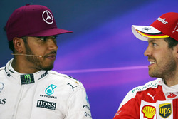(Зліва направо): Льюїс Хемілтон, Mercedes AMG F1 та Себастьян Феттель, Ferrari під час прес-конферен