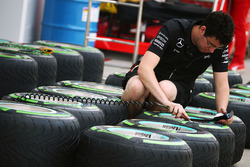 Mercedes AMG F1 Team, i meccanici lavorano sulle gomme Pirelli