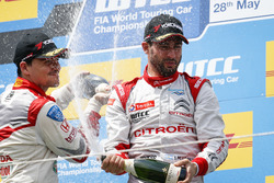 Подиум первой гонки: второе место - Норберт Михелиц, Honda Racing Team JAS, Honda Civic WTCC и победитель - Хосе-Мария Лопес, Citroën World Touring Car Team, Citroën C-Elysée WTCC