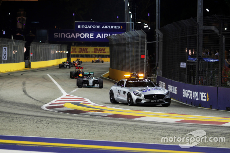 Nico Rosberg, Mercedes AMG F1 W07 Hybrid leads behind the FIA Safety Car