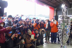 Japanese fans with the Borg-Warner Trophy