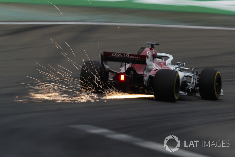 Marcus Ericsson, Sauber C37 Ferrari, solleva scintille