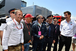 Herbert Kickl, Ministro del Interior de Austria con Niki Lauda, Presidente no ejecutivo de Mercedes AMG F1 y Toto Wolff, Director de Motorsport de Mercedes AMG F1