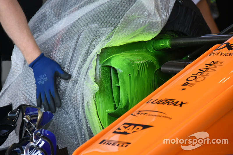 McLaren MCL33, első fékborítás aerofestékkel